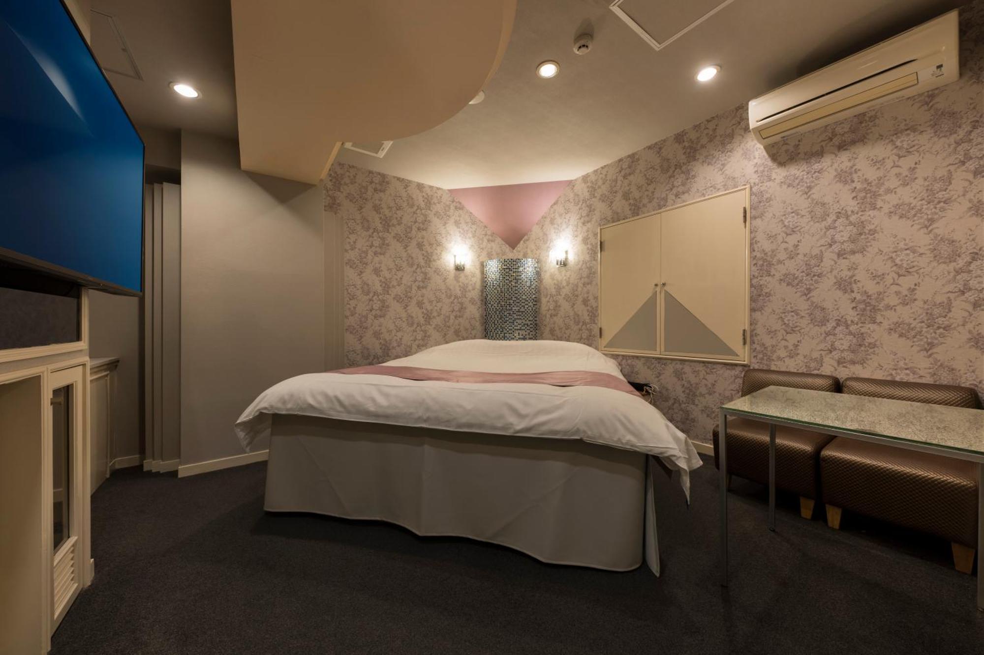ホテル ジュエリージュエリー 十三 (Adults Only) Osaka Buitenkant foto